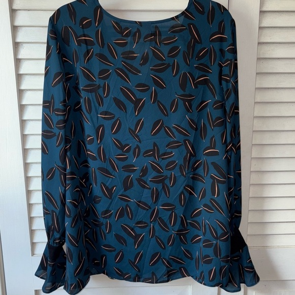 CAbi Shadow Leaf Blouse Women's Size XL Ruffle Finish Flutter Sleeves Blue - Picture 4 of 5